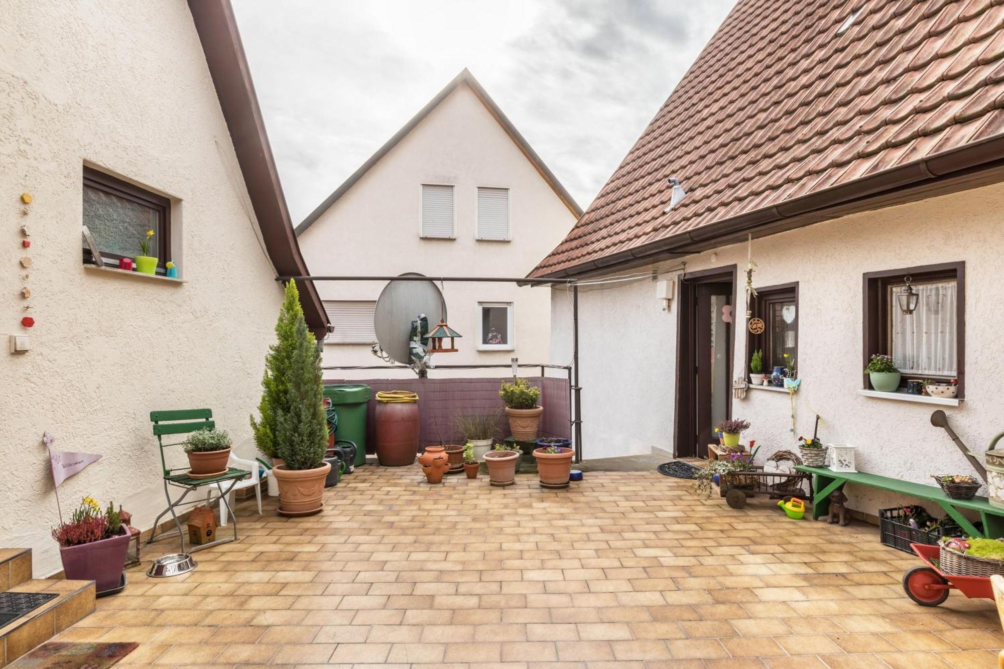 Apartmenthaus Ferienwohnungen Sila Weinstadt Exterior foto