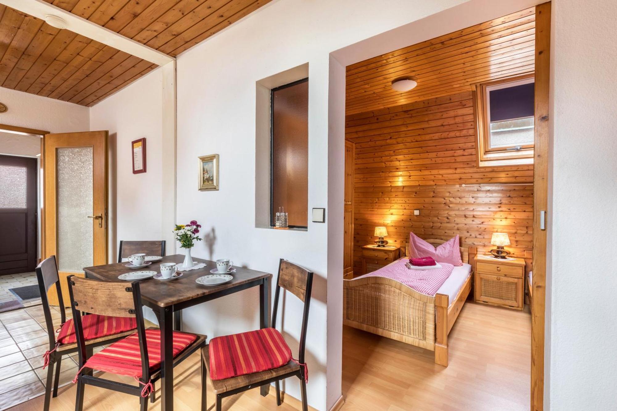 Apartmenthaus Ferienwohnungen Sila Weinstadt Exterior foto