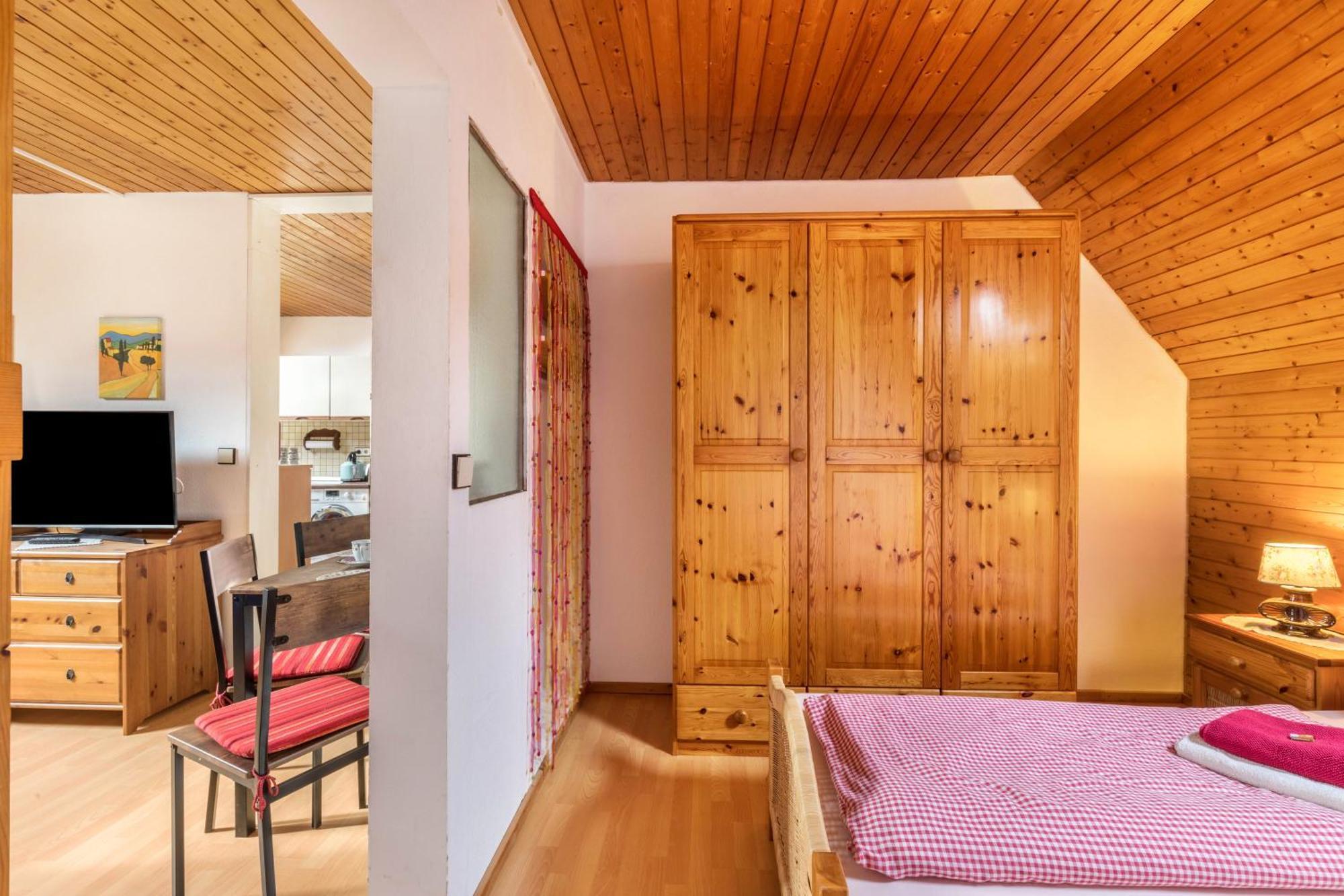 Apartmenthaus Ferienwohnungen Sila Weinstadt Exterior foto